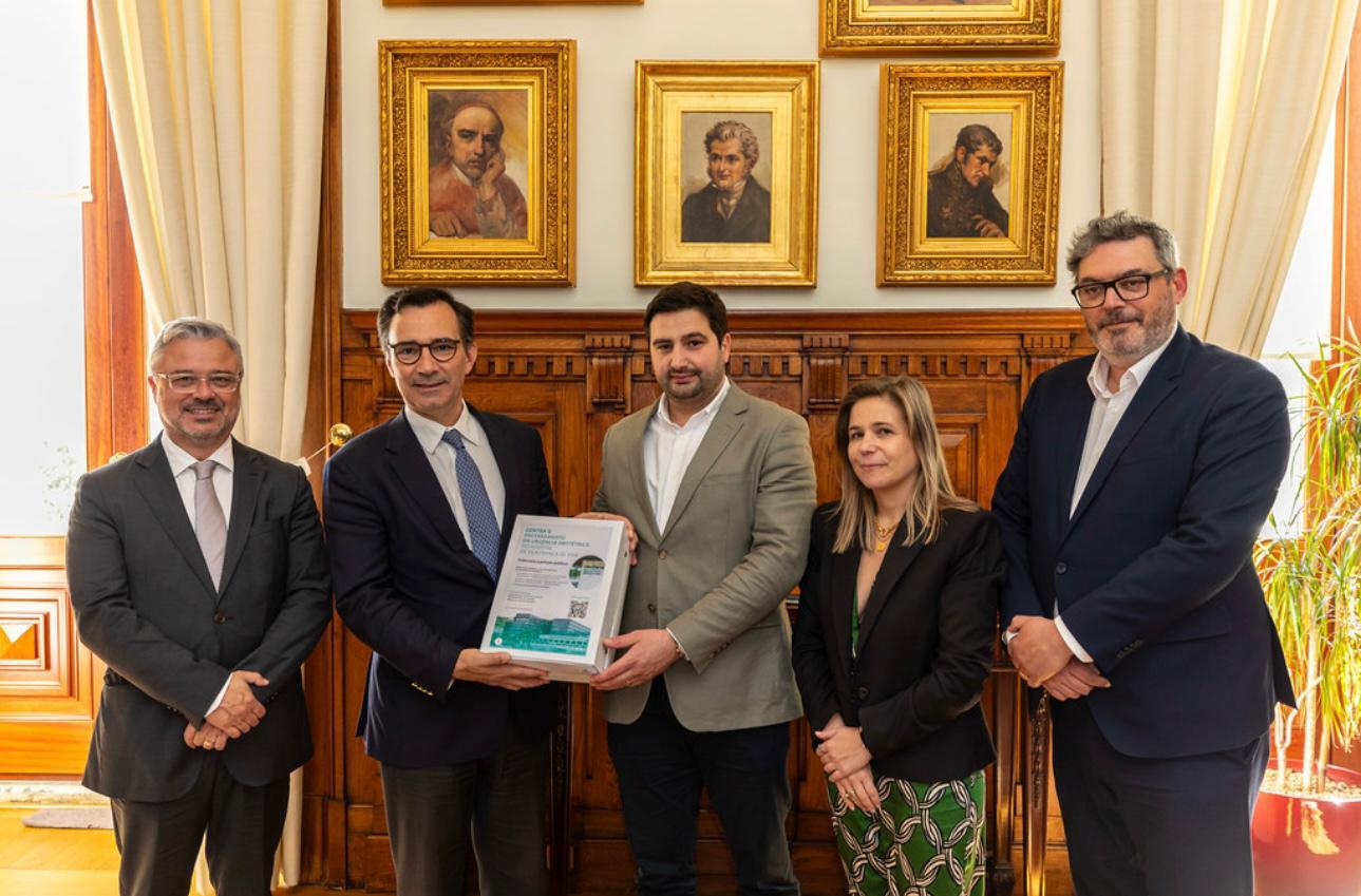 Petição contra encerramento das urgências obstétricas de VFX entregue no Parlamento