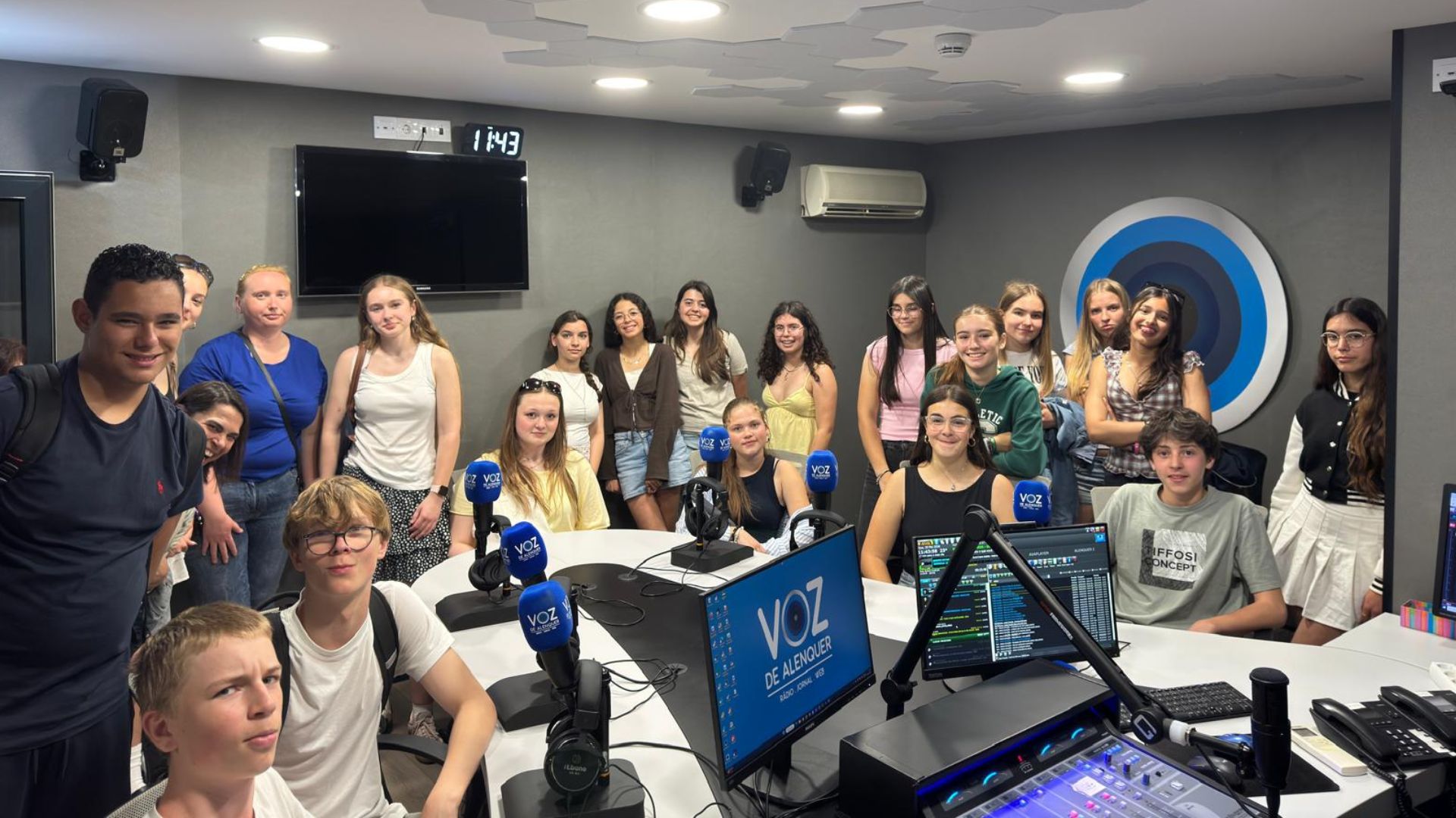 Jovens de ERASMUS visitaram as instalações da Voz de Alenquer